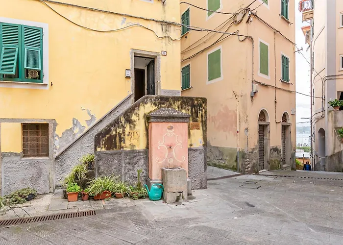 Guesthost - Il Poggiolo, Cozy In Marola * La Spezia